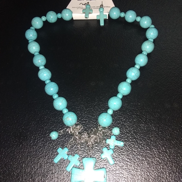 C 💟HARMING!/ TORQUOISE CROSS NECKLACE 💗 - Picture 4 of 8